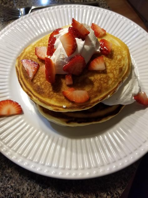 Pancakes with strawberries and whipped cream. [homemade] Whipped Cream Homemade, Pancakes With Strawberries, Strawberries And Whipped Cream, Homemade Food, The Hub, Living Food, Food Recipe, Food Food, Whipped Cream