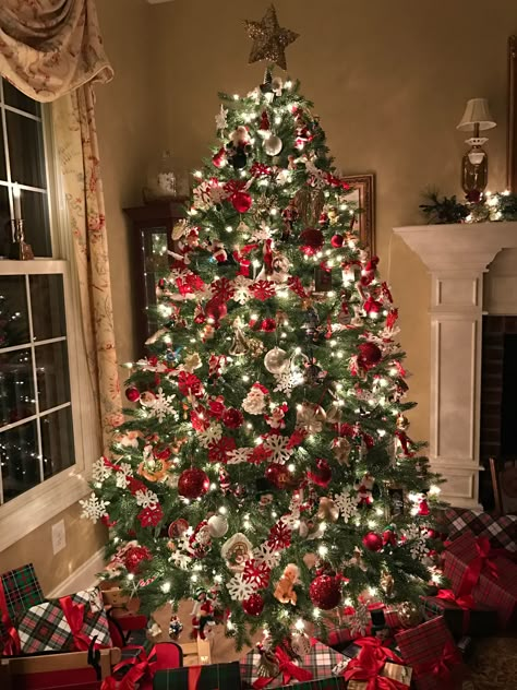 Twinkling white lights, red glass bulbs, and family memories on the tree, surrounded by packages in different tartan papers. Christmas Tree Inspiration Red And Gold, Christmas Tree Inspiration Simple, Tree With Presents, Rose Gold Christmas Tree, Rose Gold Christmas Decorations, Christmas Tree With Presents, Red Christmas Decor, Rose Gold Christmas, Gold Christmas Decorations