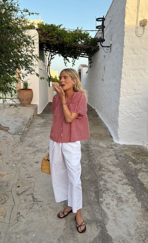 Summer Copenhagen Outfits, Tuscany Aesthetic Outfit, Lucy Williams Style Summer, Chic Loungewear Outfits Summer, Portugal Street Style Summer, Linen Pants Street Style, European Vacation Outfits Summer, European Summer Outfits Casual, Portugal Street Style