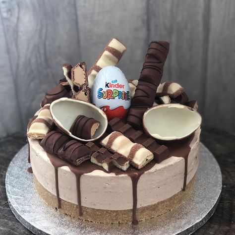 Chocolate Cheesecake Birthday Cake, Kinda Bueno Cheesecake, Kinder Bueno Cheesecake Recipe, Cheesecake Design Ideas, Cheesecake Designs, Kinder Bueno Recipes, Bueno Cheesecake, Bueno Cake, Cheesecake Decoration