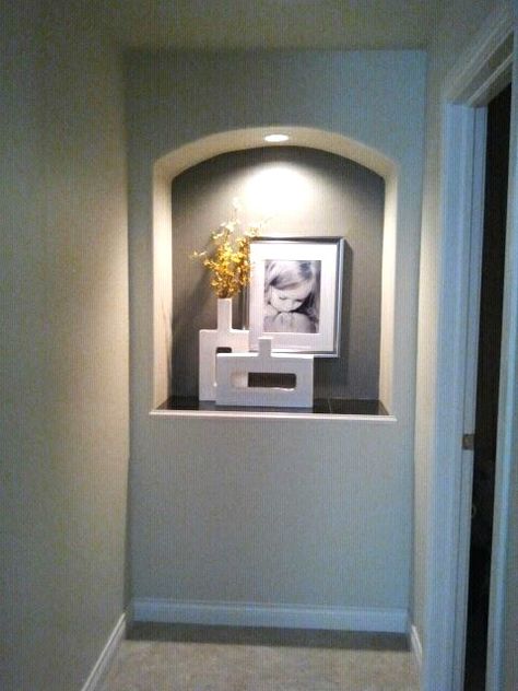 Love this niche idea Wall Nook Decorating Ideas, Niche Decor Entryway, Decorating A Niche In A Wall, Alcove Decor, Arched Wall Niche, Niche Decor Ideas, Niche Decorating Ideas, Niche In Wall, Wall Niche Decor