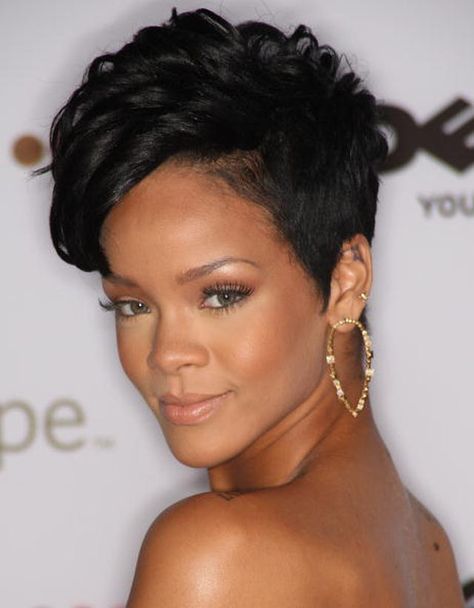 Rihanna - Her Hair Through the Years: Rihanna - October 2008 Short Weave Hairstyles, Short Hair Black, American Hairstyles, Quick Weave Hairstyles, Haircut Styles, Short Hairstyles For Thick Hair, Hair Styles 2017, Short Black Hairstyles, Penteado Cabelo Curto