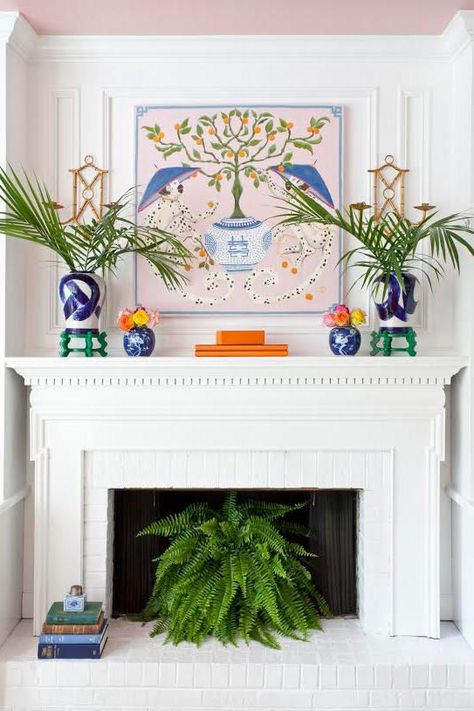 Fern Fireplace Makeover for Summer White Fireplace Mantels, Fireplace Styling, Design Camino, Summer Mantel, Design Darling, Mantle Ideas, Fireplace Mantle Decor, White Fireplace, Casa Exterior