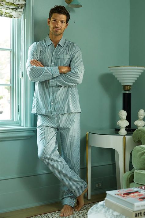 The large wears a person of 65kg and 95cm of hip. Use as a reference when choosing the size! The material is good and beautiful. Nightwear Outfits Men, Men’s Pajamas, Christmas Pajamas Men, Pajama Photoshoot, Robes Men, Men Pose, Men Sleepwear, Pajamas Men, Lake Pajamas