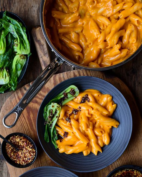 Korean Mac And Cheese, Gochujang Mac And Cheese, Spicy Chili Oil, Korean Chili Flakes, Cream Cheese Sauce, Gochujang Sauce, Spicy Chili, Chili Oil, Mac N Cheese Recipe