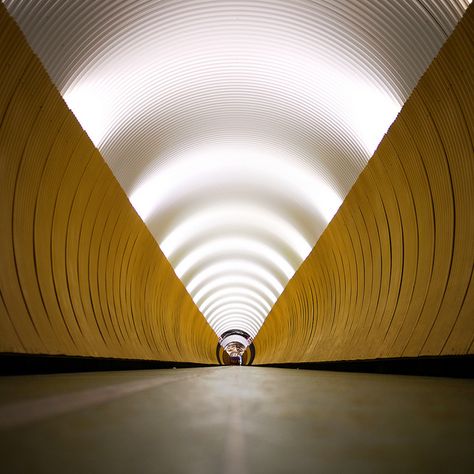 26 Photographs That Use a Vanishing Point to Great Effect Vanishing Point Photography, Munich Photography, Implied Line, Point Photography, Artistic Lifestyle, Photography Guidelines, Photography Rules, Line Photography, One Point Perspective