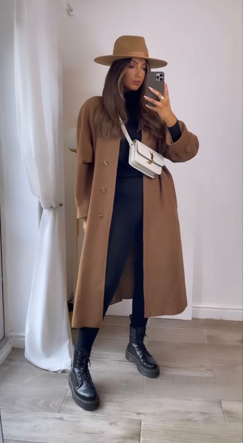 Casual Fedora Hat Outfit, Camel Overcoat Outfit Women, Fedora Outfit Fall, Outfits With Fedoras For Women, Fedora Outfits Women, Fedora Hat Outfit Fall, Fedora Hat Outfit, Hat Outfit Winter, Hat Outfit Fall