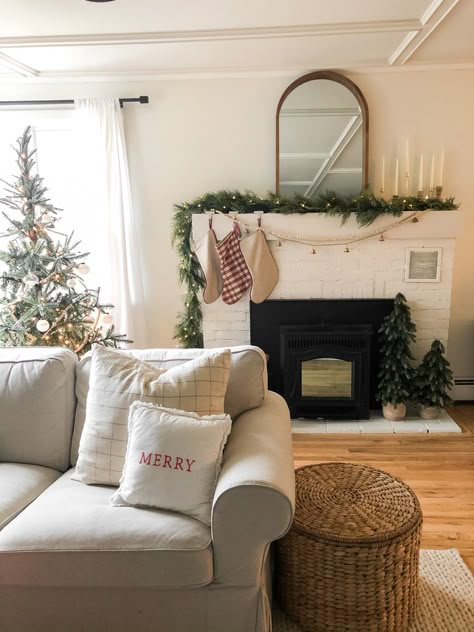 Neutral Red Christmas Decor, Subtle Red Christmas Decor, Christmas Decor Ideas For Living Room Farmhouse, Red And Neutral Christmas Decor, Aesthetic Christmas Decor Apartment, Simple Red Christmas Decor, Christmas Decor Side Table, Red And Green Christmas Decor Ideas, Red Green And White Christmas Decor