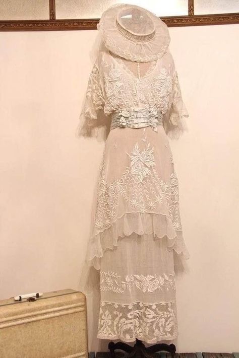 Antique Wedding Dress, Edwardian Wedding Dress, Wedding Dress Embroidered, Edwardian Gowns, Antique Wedding Dresses, Edwardian Wedding, Tea Gown, 1910s Fashion, Edwardian Dress