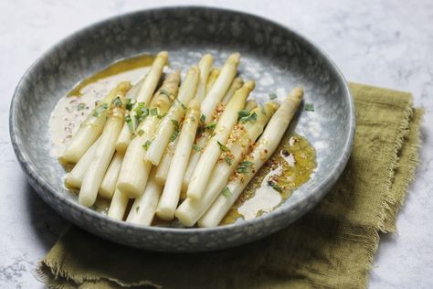 This simple side dish of White Asparagus with Butter Vinaigrette celebrates a delicate vegetable that is only available for just 3 months in a year. White Asparagus Recipes, Salad Appetizer Cups, Asparagus Dishes, Asparagus Recipes Roasted, Asparagus Seasoning, Asparagus Recipes, White Asparagus, Asparagus Salad, Clam Recipes