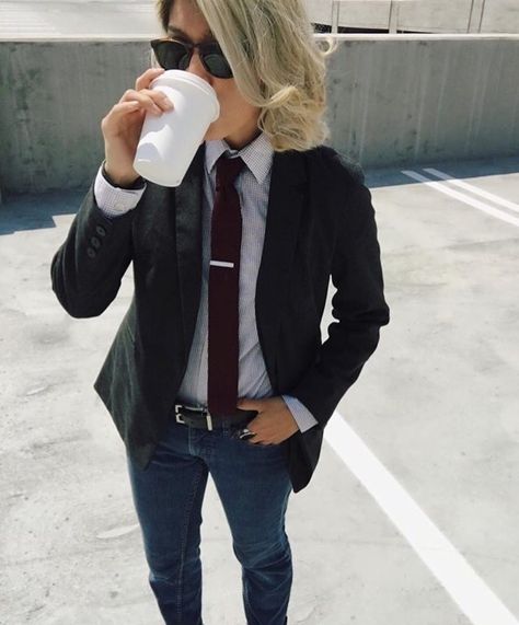 Business casual. #andro #suit #tomboy #androgynous Suit Tomboy, Lesbian Business Casual, Soft Butch Lesbian Style, Soft Butch, Lesbian Fashion, Tomboy Chic, Queer Fashion, Suits Clothing, Professional Wear