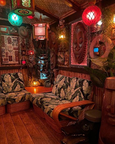 Home Tiki Bar Ideas, Tiki Bar Aesthetic, Tiki Aesthetic, Tornado Room, Garage Bar Ideas, Tiki House, Tiki Pop, Brazil Houses, Tiki Decor