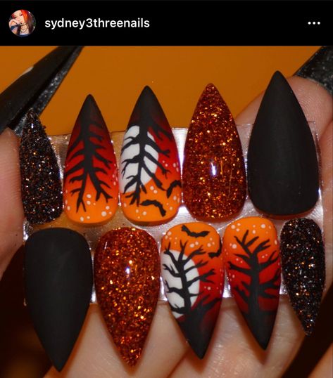 Holiday Nails Fall, Orange And Black Halloween Nail Designs, Autumn Halloween Nails, Disney Pedicure, Fall Time Nails, Fall Halloween Nails, Nail Art Halloween, Holloween Nails, Fall Nail Ideas