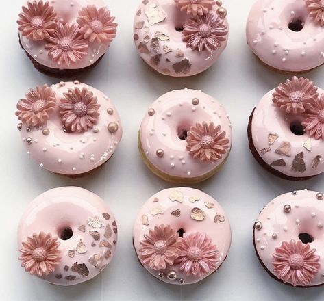 Floral Donuts Aesthetic, Mini Donuts For Wedding, Donuts Design Ideas, Fancy Donuts Ideas, Donuts Decorating Ideas, Donuts Ideas, Donat Glaze, Donut Decorating Ideas, Fancy Donuts