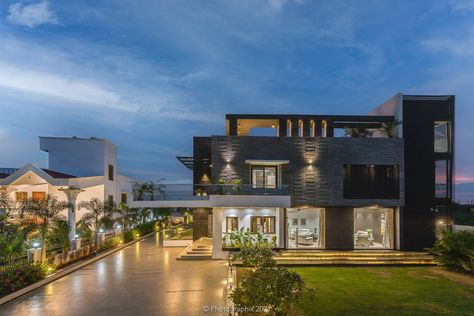 A Vaastu-Compliant Home with Modern and Traditional Aspects | Mooltatva Design Studio - The Architects Diary Traditional And Modern House, Beautiful Houses Modern Luxury, Modern Indian House Design, House Design Bungalow, Indian House Design, Home Exteriors, Indian Home Design, House Arch Design, Architect Design House