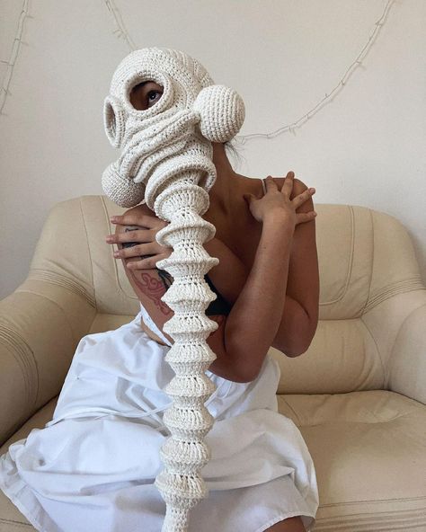 Crochet Spine, Cyberpunk Crochet, Mode Turban, Fun Crochet Projects, Crochet Art, Knit Fashion, Crochet Fashion, Yarn Crafts, Crochet Crafts