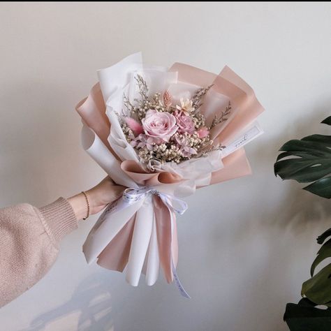 Buket Wisuda Aesthetic, Mini Bucket Flowers, Flower Bouquet For Graduation, Buket Aesthetic, Pink Dried Flower Bouquet, Graduation Flowers Bouquet, Petite Bouquet, Ribbon Flowers Bouquet, Flower Boquet