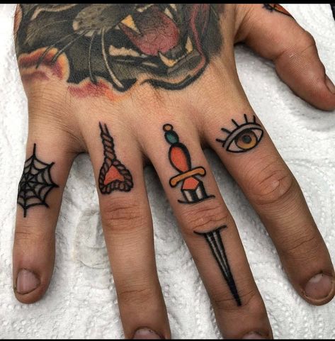 Traditional Tattoo Wrist, Skull Finger Tattoos, Traditional Hand Tattoo, Old School Tattoos, Traditional Style Tattoo, Art Flash, Finger Tats, Knuckle Tattoos, Hand And Finger Tattoos