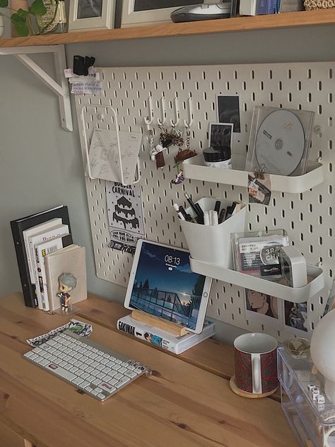 Peg Board Organization Home Office, Ikea Pegboard Desk Setup, Peg Board Desk Ideas, Pegboard Study Table, Pegboard Bedroom Ideas, Pegboard Ideas For Bedroom, Skadis Ikea Ideas Office, Pegboard Desk Setup, Above Desk Ideas