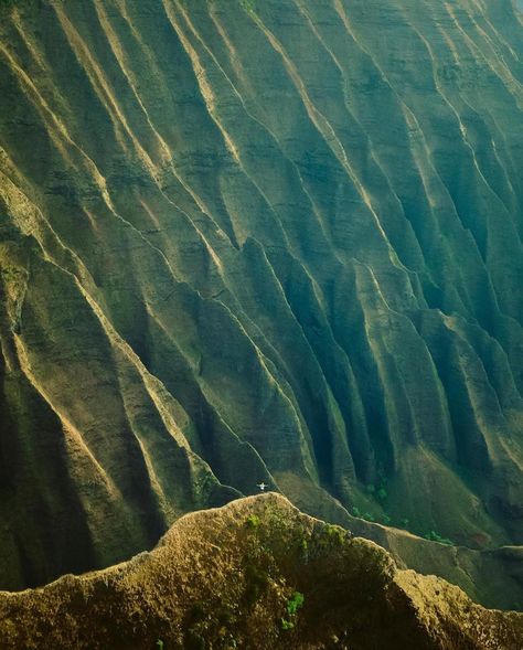 Incredible Mountain Landscapes of Hawaii ⛰️ 📸@tylerwayneglass | Instagram Tropical Mountains, Hawaii Landscape Photography, Hawaii Scenery Photography, Hawaiian Mountains, Hawaii Mountains, Hawaii Landscape, Hawaii Above The Clouds, Mountain Landscape, Hawaii