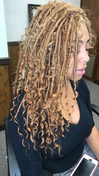 Goddess Locs Natural Hair, Blonde Boho Locs, Honey Blonde Faux Locs, Blonde Faux Locs, Swimming Hair, Jah Locs, Braidless Crochet, Cuban Twist Hair, Bohemian Locs