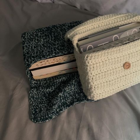 Crochet Wallet Aesthetic, Booksleeves Tutorial Crochet, Things Ive Crocheted, Booksleeves Tutorial, Crochet Accessories Aesthetic, Book Bag Crochet, Booksleeve Crochet, Crocheted Wallet, Crochet Book Bag