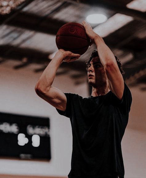 Basketball Guys High Schools, Basketball Guy Aesthetic, Basketball Boys Aesthetic, Basketball Player Aesthetic, Basketball Players Aesthetic, Basketball Aesthetic Boy, Basketball Player Boyfriend, Athletic Poses, Basketball Shoot