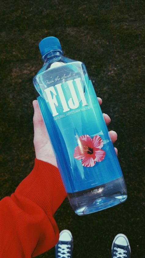 Sippin my Fiji water~ Water Selfie, American History X, Origami Videos, Decorated Bottle, Fiji Islands, Vintage Blog, Water Cycle, Fiji Water, Gallon Of Water