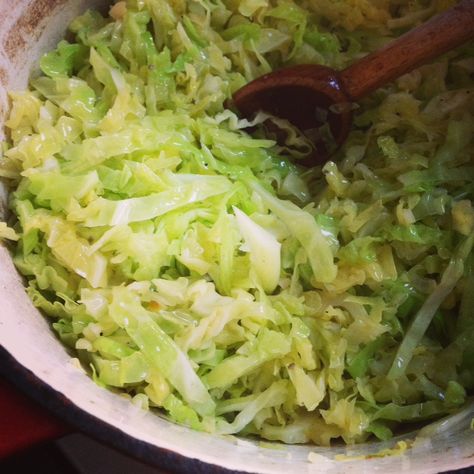 Smothered Cabbage Recipe, Smothered Cabbage, Lobster Spaghetti, Tasty Vegetables, Marcella Hazan, Famous Chef, Winter Dishes, Italian Foods, Colorful Salads