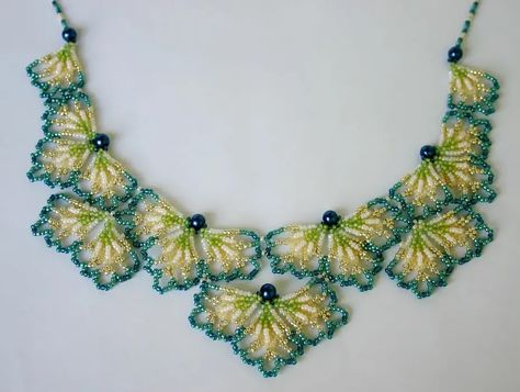 Beaded Jewelry Pattern, Seed Bead Tutorials, Beautiful Beaded Jewelry, Beading Netting, Motifs Perler, Beadwork Necklace, Bead Embroidery Patterns, Bead Tutorials, Beaded Jewels