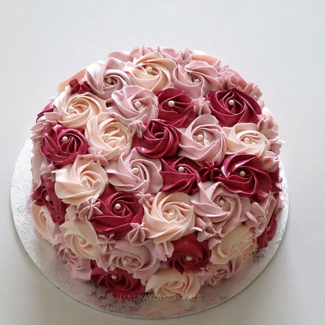 Rosette buttercream cake Red Rose Cake Design, Rosette Cake Ideas, Pink Rosette Cake, Rosette Cakes, Birthday Cake Roses, Amazing Food Platters, Buttercream Cake Designs, Rosette Cake, Cupcake Cake Designs