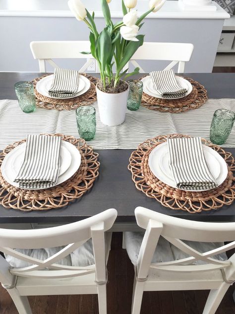 15 simple ways to get the farmhouse look - Willow Bloom Home Table Settings For Dinner Party, Simple Table Settings Everyday, Table Settings Farmhouse, Dinner Table Decor Everyday, Dining Room Simple, Table Settings Everyday, Simple Table Settings, Table Ikea, Ikea Table