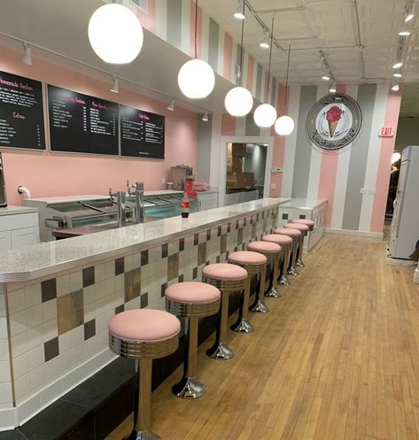 Retro Ice Cream Shop 50s Diner, 60s Ice Cream Parlor, 1950s Ice Cream Shop, 70s Ice Cream Shop, 1950s Soda Shop, Ice Cream Shop Interior Design, Retro Ice Cream Shop, Vintage Ice Cream Shop, Retro Furniture 1950s