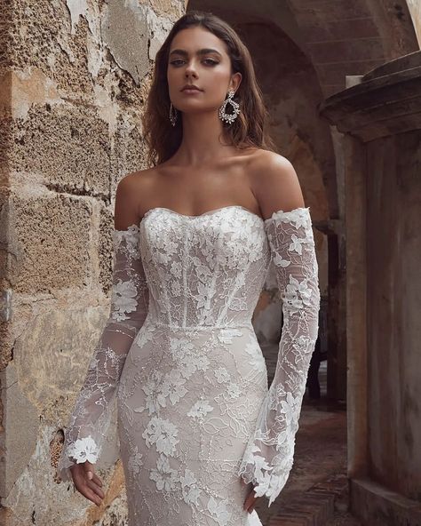 #bride #bridalideas #gown #dresses
#bridalinspiration #bridalstyle #bridalinspo #callablanche #weddinggowns #weddingdresses #brides #bridestobe #vestidos #beauty #style #fashion #instalook #instadress #fashionista #inspiration Wedding Dresses Straight, Strapless Sheath Wedding Dress, Wedding Lace Sleeves, Detachable Sleeves Wedding Dress, Dresses Straight, Curvy Wedding Dress, Detachable Wedding Dress, Calla Blanche, Curvy Wedding