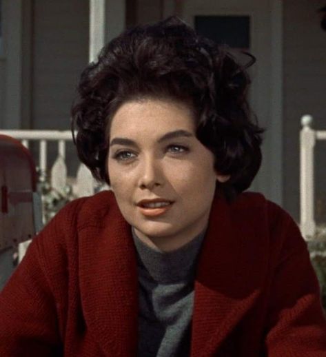 Birthday Remembrance : SUZANNE PLESHETTE January 31, 1937 January 19, 2008 (Photo : Suzanne Pleshette, as Annie Hayworth, in "The Birds"- 1963) Birthday Remembrance, Alfred Hitchcock The Birds, Suzanne Pleshette, Husky Voice, Shawn Johnson, Melissa Mcbride, Dramatic Classic, Classic Actresses, Star Trek Tos