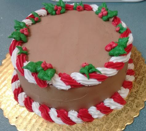 Red and white peppermint look, rope style border on chocolate buttercream iced cake accented with holly berries and leaves. Reindeer Sheet Cake, Christmas Cake Decorating Ideas Round, Chocolate Cake Christmas Decoration, Red And White Cake Ideas, Half Round Cake Designs, Chocolate Christmas Cake Designs, Round Christmas Cakes, Christmas Chocolate Cake Decoration, Thanksgiving Cake Decorating Easy