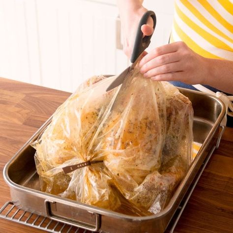 Turkey Recipes Thanksgiving Oven, Turkey Bag Recipes, Cook Turkey In Oven, Oven Turkey Recipes, Cooking A Stuffed Turkey, Turkey In Oven Bag, Preparing A Turkey, Turkey In Oven, Turkey Cooking Times