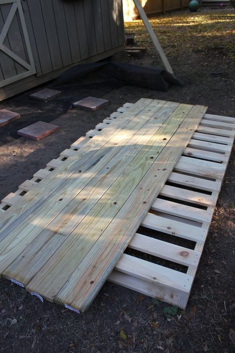 How To Build a Deck for Less than $250 - 2 Bees in a Pod Pallet Patio Decks, Pallet Deck Diy, Deck Building Plans, Patio Deck Ideas, Diy Farmhouse Decoration, Pallet Deck, Deck Diy, Build A Deck, Patio Decks