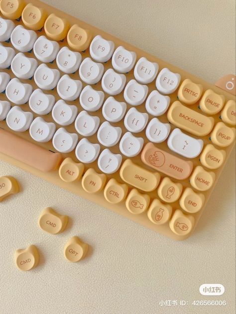 Yellow Keyboard Aesthetic, Yellow Gaming Setup Aesthetic, Yellow Gamer Aesthetic, Cute Key Caps, Yellow Gaming Setup, Aesthetic Keycaps, Pretty Keyboard, Keycaps Aesthetic, Cute Keyboards