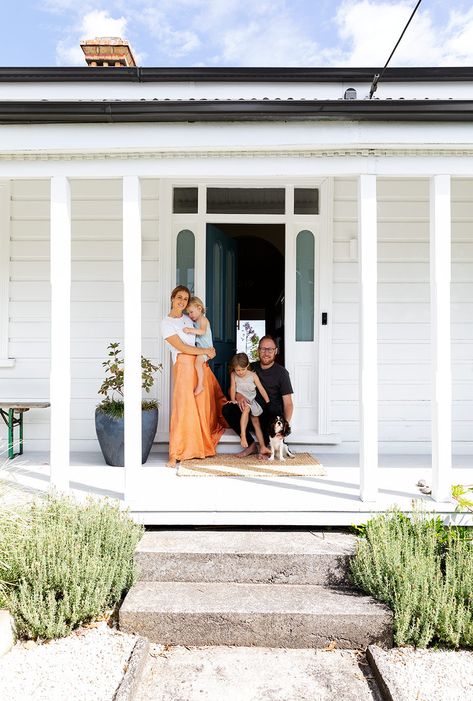 The renovation of this Kingsland villa turned it into a real sanctuary - homestyle magazine Renovated Villa New Zealand, Villa Renovation New Zealand, New Zealand Villa, Weatherboard Exterior, Humble House, Historical House, Victorian Porch, Exterior Paint Ideas, Villa Ideas