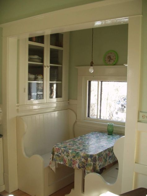 Breakfast nook Built In Kitchen Nook, 1920s Kitchen, Bungalow Kitchen, 1920s House, Cottage Kitchens, Kitchen Nook, Dining Nook, Retro Home Decor, Style At Home