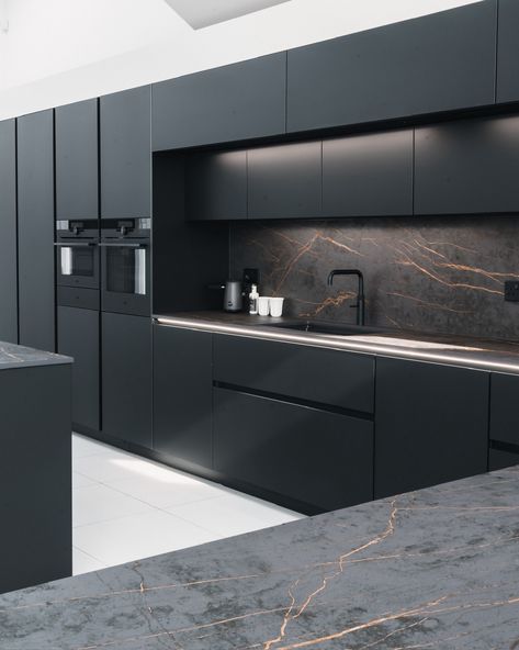 Handless Kitchens, Kitchen Ideas Modern Luxury Black, Black Matte Kitchen, Kitchen Matte Black, Matte Black House, Black Modern Kitchen, Black Kitchen Design, Modern Black Kitchen, Modular Kitchen Design