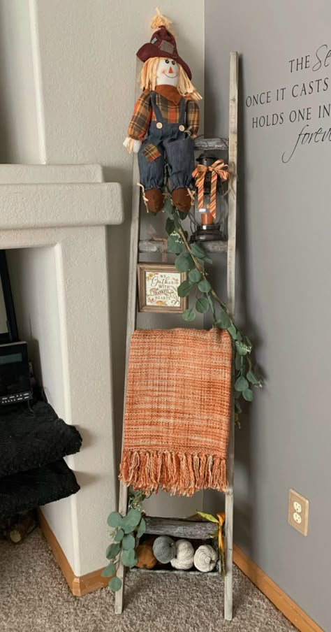 Blanket Ladder Decor, Old Ladder, Fall Blanket, Cozy Fall Decor, Fall Decor Inspiration, Blanket Ladder, Fall Thanksgiving Decor, Fall Deco, Front Porch Decor