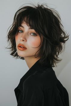 1920s Haircut Women, Unique Womens Haircuts, Black Layered Short Hair, Edgy Bob Haircuts With Bangs, Short Hair Layered Bangs, Short Dark Hairstyle Women, Choppy Short Hair With Bangs, Shaggy Short Bob With Bangs, Brown Hair Bobs