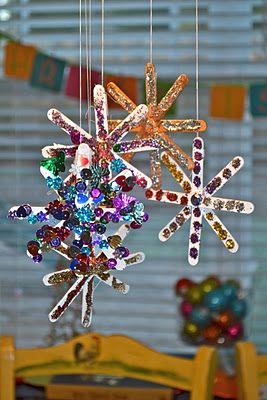 Popsicle Snowflakes. Could use items like small pebbles, marbles, leaves, etc to decorate Popstick Craft, Popsicle Snowflakes, Kindergarden Art, Preschool Craft, Space Craft, Christmas Crafts For Kids To Make, Christmas School, Preschool Christmas, Natural Christmas