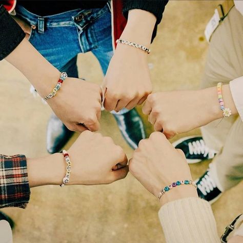 Kpop Bracelet, Bts Bracelet, Accessory Inspo, Choi Daniel, Choi Soobin, Cowboy Outfits, Beaded Accessories, Beaded Rings, Wrap Watch