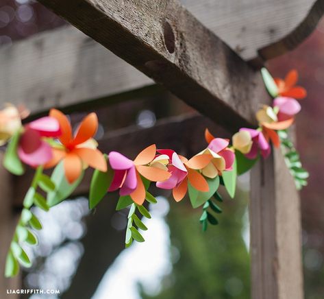 DIY Paper Garland - PaperPapers Blog Kids Luau Parties, Diy Bunting Banner, Paper Flower Garland, Bunting Diy, Diy Fleur, Paper Flower Garlands, Luau Party Decorations, Flower Lei, Diy Flores