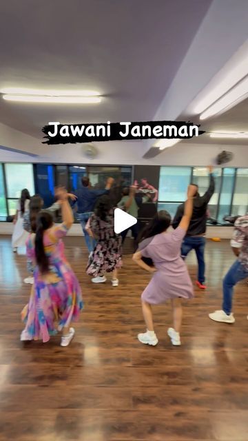 Trending Videos On Instagram, Jawan Shah Rukh Khan Video, Simple Dance Steps, Jhoome Jo Pathaan Dance, Jawan Shah Rukh Khan Song, Deewani Mastani Dance, Dance Indian Bollywood, Simple Dance, Wedding Dance Video