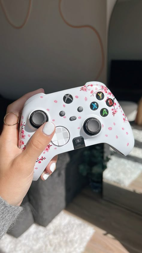 Cherry Blossom Gaming Setup, Cute Xbox Controller, Pastel Gamer Aesthetic, Gaming Girl Aesthetic, Xbox Controller Aesthetic, Girl Gamer Aesthetic, Xbox Gamerpics, Controller Aesthetic, Xbox Aesthetic