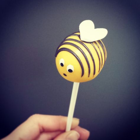 Gender Reveal Bee Theme, Pop Design Ideas, Bee Cake Pops, Bumble Bee Cake, Pops Recipes, Cake Push Pops, Covered Chocolate, Delish Cakes, Bee Cupcakes